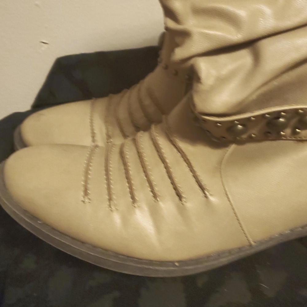 Womens size 8 leather loòk boots
